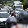 Suasana antrean kendaraan memasuki  jalur kawasan Puncak, Bogor, Jawa Barat, Senin (27/1/2025). (CNBC Indonesia/Tri Susilo)