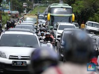 Suasana antrean kendaraan memasuki  jalur kawasan Puncak, Bogor, Jawa Barat, Senin (27/1/2025). (CNBC Indonesia/Tri Susilo)