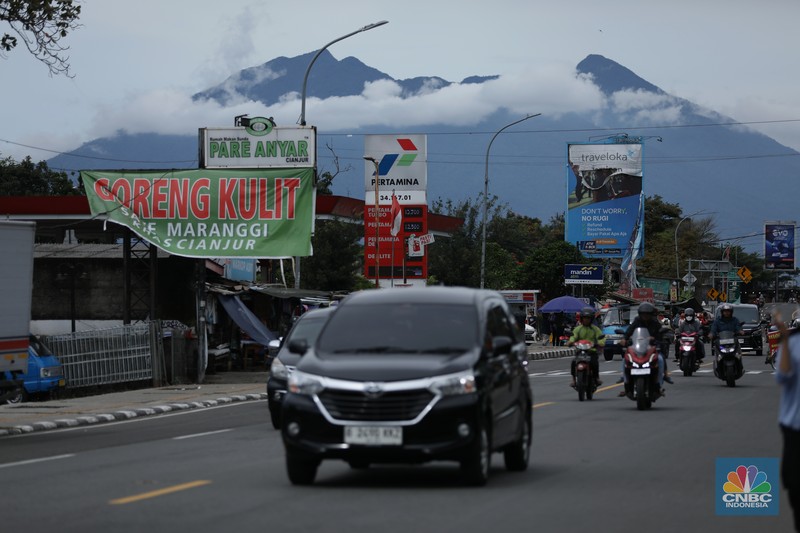 Suasana antrean kendaraan memasuki jalur kawasan Puncak, Bogor, Jawa Barat, Senin (27/1/2025). (CNBC Indonesia/Tri Susilo) Suasana antrean kendaraan memasuki jalur kawasan Puncak, Bogor, Jawa Barat, Senin (27/1/2025). (CNBC Indonesia/Tri Susilo)