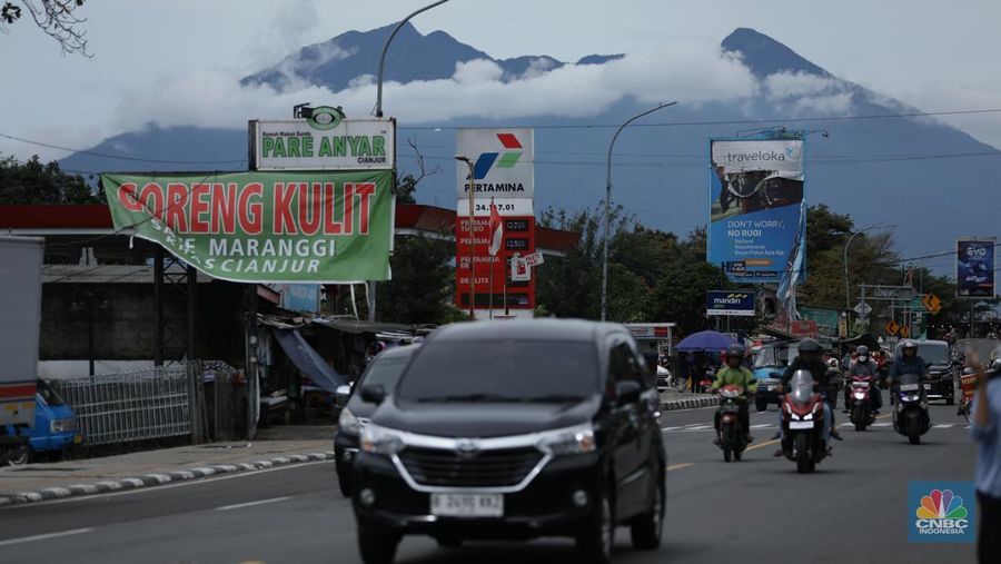 Suasana antrean kendaraan memasuki  jalur kawasan Puncak, Bogor, Jawa Barat, Senin (27/1/2025). (CNBC Indonesia/Tri Susilo)