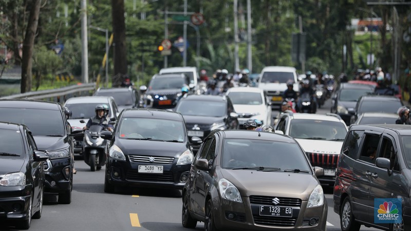Suasana antrean kendaraan memasuki jalur kawasan Puncak, Bogor, Jawa Barat, Senin (27/1/2025). (CNBC Indonesia/Tri Susilo) Suasana antrean kendaraan memasuki jalur kawasan Puncak, Bogor, Jawa Barat, Senin (27/1/2025). (CNBC Indonesia/Tri Susilo)