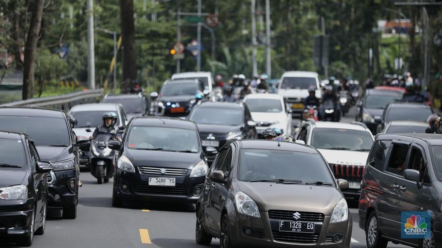 Suasana antrean kendaraan memasuki  jalur kawasan Puncak, Bogor, Jawa Barat, Senin (27/1/2025). (CNBC Indonesia/Tri Susilo)