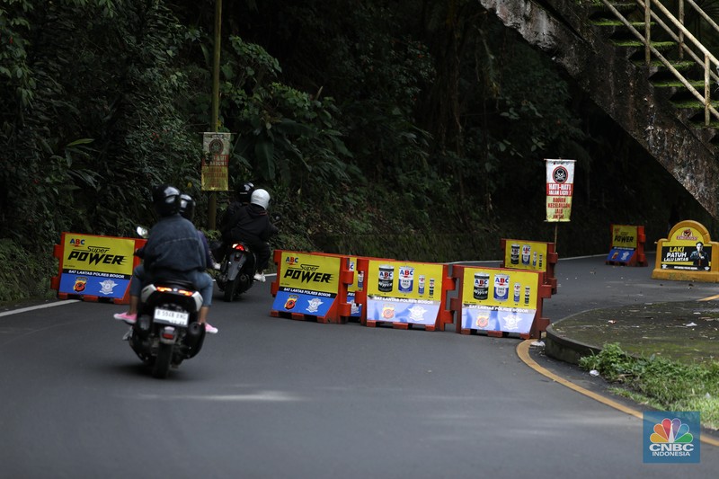 Suasana antrean kendaraan memasuki jalur kawasan Puncak, Bogor, Jawa Barat, Senin (27/1/2025). (CNBC Indonesia/Tri Susilo) Suasana antrean kendaraan memasuki jalur kawasan Puncak, Bogor, Jawa Barat, Senin (27/1/2025). (CNBC Indonesia/Tri Susilo)