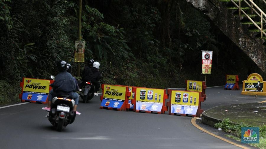 Suasana antrean kendaraan memasuki  jalur kawasan Puncak, Bogor, Jawa Barat, Senin (27/1/2025). (CNBC Indonesia/Tri Susilo)