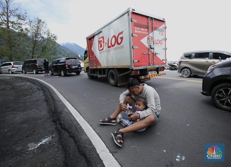 Suasana antrean kendaraan memasuki jalur kawasan Puncak, Bogor, Jawa Barat, Senin (27/1/2025). (CNBC Indonesia/Tri Susilo) Suasana antrean kendaraan memasuki jalur kawasan Puncak, Bogor, Jawa Barat, Senin (27/1/2025). (CNBC Indonesia/Tri Susilo)