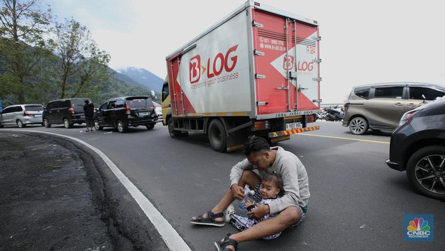 Suasana antrean kendaraan memasuki  jalur kawasan Puncak, Bogor, Jawa Barat, Senin (27/1/2025). (CNBC Indonesia/Tri Susilo)