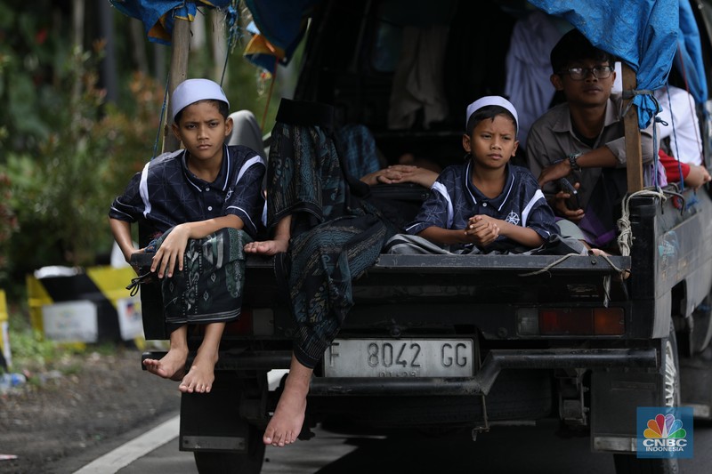 Suasana antrean kendaraan memasuki jalur kawasan Puncak, Bogor, Jawa Barat, Senin (27/1/2025). (CNBC Indonesia/Tri Susilo) Suasana antrean kendaraan memasuki jalur kawasan Puncak, Bogor, Jawa Barat, Senin (27/1/2025). (CNBC Indonesia/Tri Susilo)