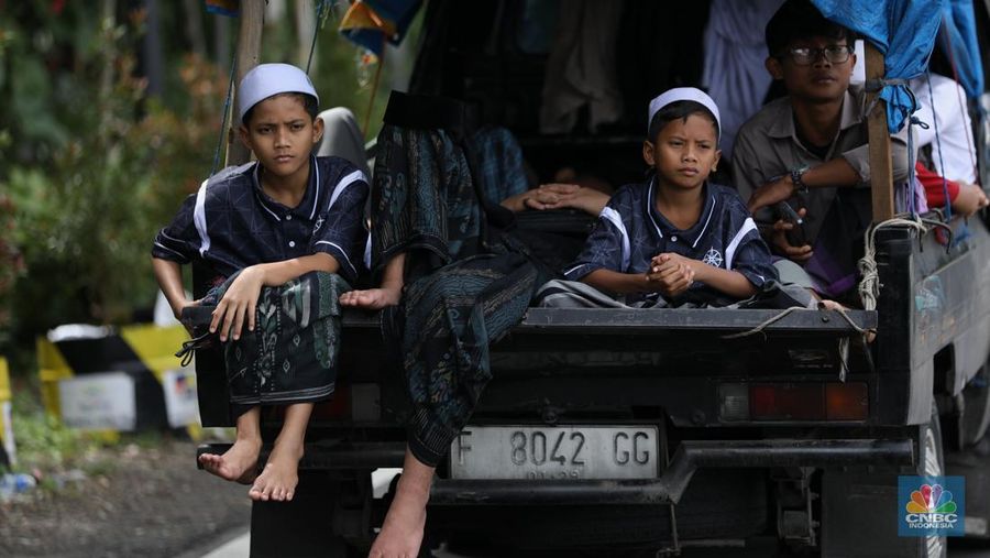 Suasana antrean kendaraan memasuki  jalur kawasan Puncak, Bogor, Jawa Barat, Senin (27/1/2025). (CNBC Indonesia/Tri Susilo)