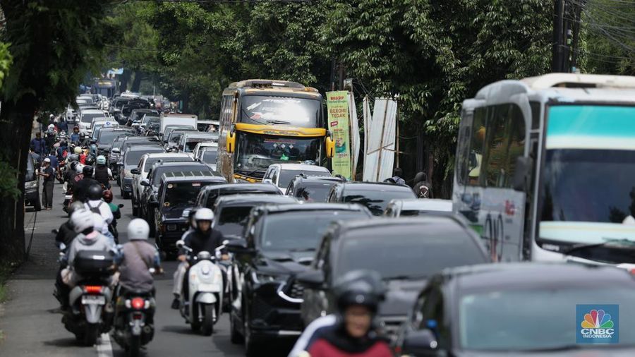 Suasana antrean kendaraan memasuki  jalur kawasan Puncak, Bogor, Jawa Barat, Senin (27/1/2025). (CNBC Indonesia/Tri Susilo)