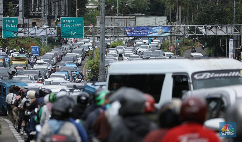 Suasana antrean kendaraan memasuki jalur kawasan Puncak, Bogor, Jawa Barat, Senin (27/1/2025). (CNBC Indonesia/Tri Susilo) Suasana antrean kendaraan memasuki jalur kawasan Puncak, Bogor, Jawa Barat, Senin (27/1/2025). (CNBC Indonesia/Tri Susilo)