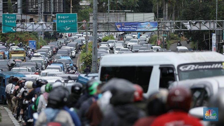 Suasana antrean kendaraan memasuki  jalur kawasan Puncak, Bogor, Jawa Barat, Senin (27/1/2025). (CNBC Indonesia/Tri Susilo)