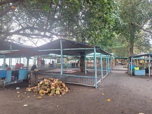 Cuaca Ekstrem, Pantai Gading Mataram Sepi Turis Saat Libur Panjang