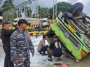 Fuso Muatan Tepung Sagu Terguling di Pelabuhan Bakauheni Usai Alami Rem Blong