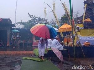Upacara Siwaratri Umat Hindu Tengger Khidmat Meski Diguyur Hujan Lebat