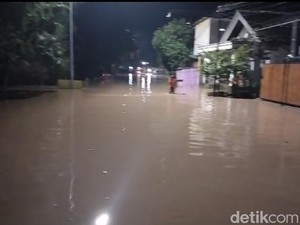Warga Madiun Sedang Salat Saat Terseret Banjir karena Rumahnya Ambrol