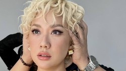 Gaya Baru BCL Tampil Dengan Rambut Bixie Blonde Curl, Jadi Sorotan