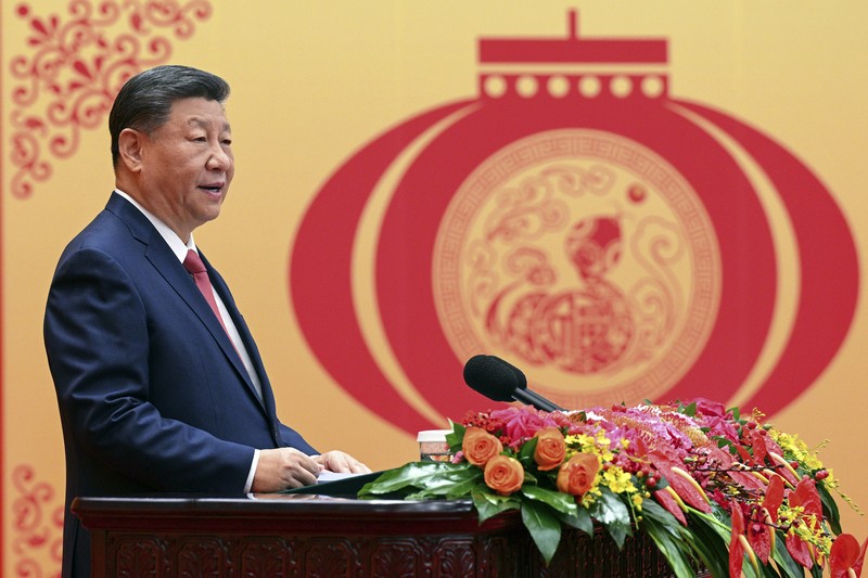Dalam foto yang dirilis oleh Kantor Berita Xinhua ini, Presiden China Xi Jinping menyampaikan pidato pada resepsi menjelang Tahun Baru Imlek di Aula Besar Rakyat di Beijing pada hari Senin, 27 Januari 2025. (Li Xueren/Xinhua via AP)