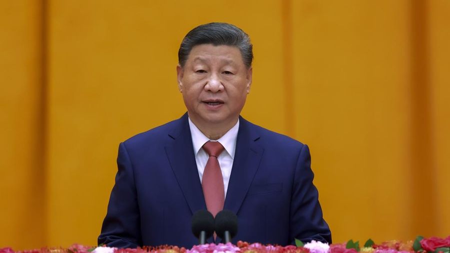 Dalam foto yang dirilis oleh Kantor Berita Xinhua ini, Presiden China Xi Jinping menyampaikan pidato pada resepsi menjelang Tahun Baru Imlek di Aula Besar Rakyat di Beijing pada hari Senin, 27 Januari 2025. (Li Xueren/Xinhua via AP)