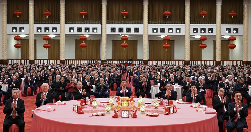 Dalam foto yang dirilis oleh Kantor Berita Xinhua ini, Presiden China Xi Jinping menyampaikan pidato pada resepsi menjelang Tahun Baru Imlek di Aula Besar Rakyat di Beijing pada hari Senin, 27 Januari 2025. (Li Xueren/Xinhua via AP)