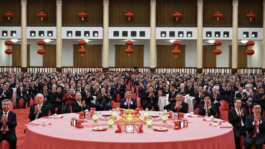 Dalam foto yang dirilis oleh Kantor Berita Xinhua ini, Presiden China Xi Jinping menyampaikan pidato pada resepsi menjelang Tahun Baru Imlek di Aula Besar Rakyat di Beijing pada hari Senin, 27 Januari 2025. (Li Xueren/Xinhua via AP)