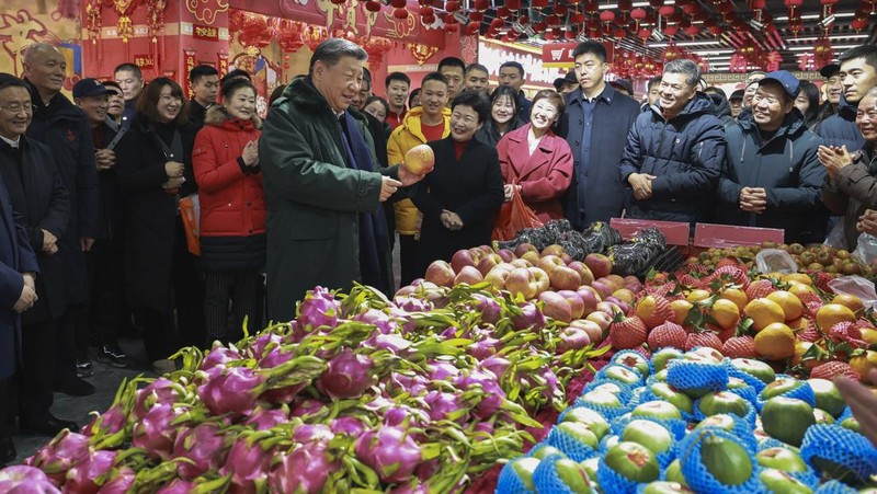 Dalam foto yang dirilis oleh Kantor Berita Xinhua ini, Presiden China Xi Jinping menyampaikan pidato pada resepsi menjelang Tahun Baru Imlek di Aula Besar Rakyat di Beijing pada hari Senin, 27 Januari 2025. (Li Xueren/Xinhua via AP)