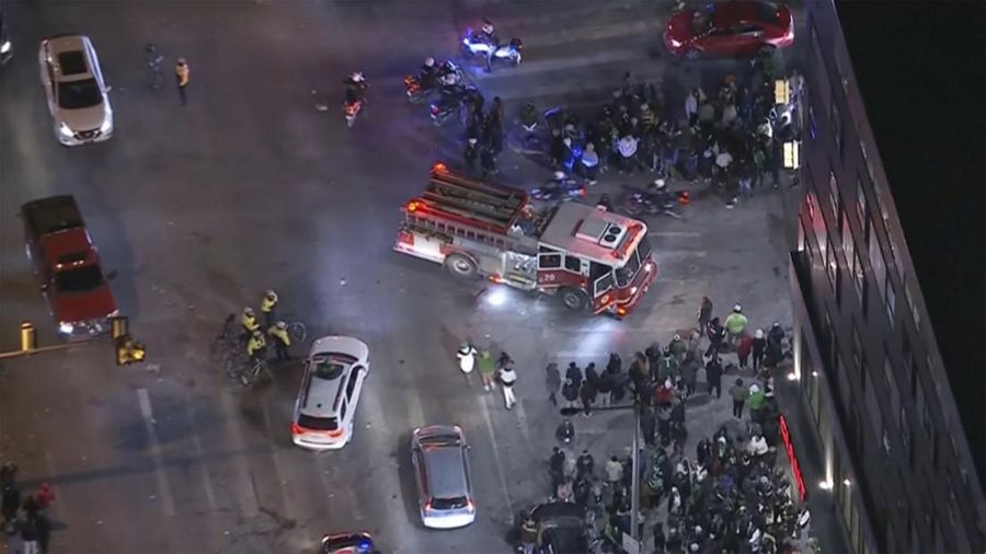 Dalam gambar dari video ini, responden pertama bekerja di dekat lokasi kejadian setelah sebuah mobil, kata polisi, menabrak dan melukai pejalan kaki di tengah kerumunan orang yang meninggalkan pertandingan playoff Philadelphia Eagles, saat para pengamat berkumpul di sebuah jalan di Philadelphia, Minggu, 26 Januari 2025. (WPVI-TV/6ABC via AP)