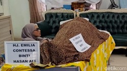Air Mata Denada Antar Emilia Contessa ke Peristirahatan Terakhir
