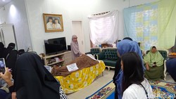 Denada Mandikan Jenazah Ibunya Emillia Contessa