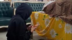 Denada Bersimpuh di Samping Jenazah Emilia Contessa Usai Sampai Banyuwangi