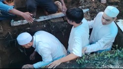 Pemakaman Emilia Contessa Penuh Haru, Denada Tak Kuat Tahan Tangis