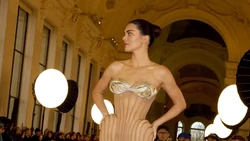 Terpikat Lekuk Estrem Pinggul Kendall Jenner di Paris Haute Couture Week 2025