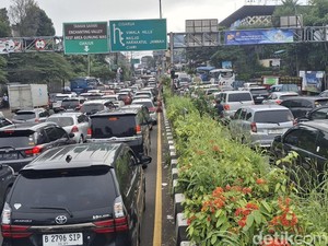 Padat, 10 Ribu Kendaraan Melintas di Jalur Puncak Bogor Pagi Ini