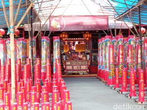 Lilin Bergambar Naga Hiasi Halaman Vihara Dewi Welas Asih Cirebon