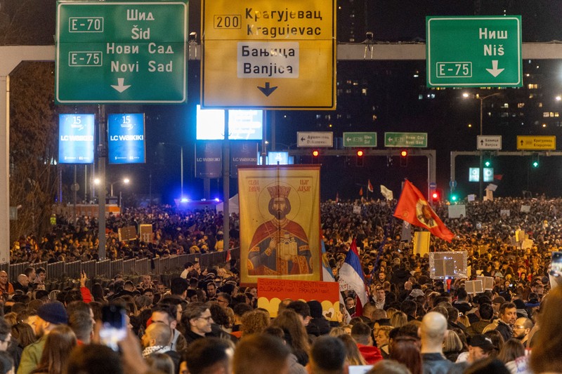 Mahasiswa Universitas Belgrade menggelar blokade selama 24 jam di persimpangan utama selama protes terhadap apa yang menurut demonstran adalah kebijakan pemerintah, korupsi, dan kelalaian yang mereka salahkan atas kematian para korban bencana stasiun kereta api Novi Sad pada November 2024, di Belgrade, Serbia, 27 Januari 2025. (REUTERS/Djordje Kojadinovic)