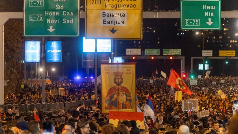 Mahasiswa Universitas Belgrade menggelar blokade selama 24 jam di persimpangan utama selama protes terhadap apa yang menurut demonstran adalah kebijakan pemerintah, korupsi, dan kelalaian yang mereka salahkan atas kematian para korban bencana stasiun kereta api Novi Sad pada November 2024, di Belgrade, Serbia, 27 Januari 2025. (REUTERS/Djordje Kojadinovic)
