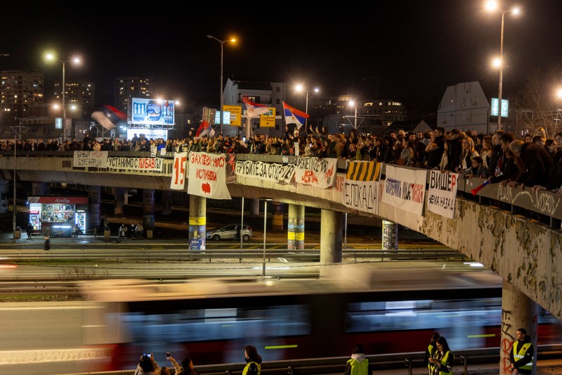 Mahasiswa Universitas Belgrade menggelar blokade selama 24 jam di persimpangan utama selama protes terhadap apa yang menurut demonstran adalah kebijakan pemerintah, korupsi, dan kelalaian yang mereka salahkan atas kematian para korban bencana stasiun kereta api Novi Sad pada November 2024, di Belgrade, Serbia, 27 Januari 2025. Mahasiswa Universitas Belgrade menggelar blokade selama 24 jam di persimpangan utama selama protes terhadap apa yang menurut demonstran adalah kebijakan pemerintah, korupsi, dan kelalaian yang mereka salahkan atas kematian para korban bencana stasiun kereta api Novi Sad pada November 2024, di Belgrade, Serbia, 27 Januari 2025. (REUTERS/Djordje Kojadinovic)
