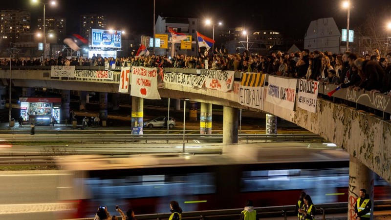 Mahasiswa Universitas Belgrade menggelar blokade selama 24 jam di persimpangan utama selama protes terhadap apa yang menurut demonstran adalah kebijakan pemerintah, korupsi, dan kelalaian yang mereka salahkan atas kematian para korban bencana stasiun kereta api Novi Sad pada November 2024, di Belgrade, Serbia, 27 Januari 2025. (REUTERS/Djordje Kojadinovic)