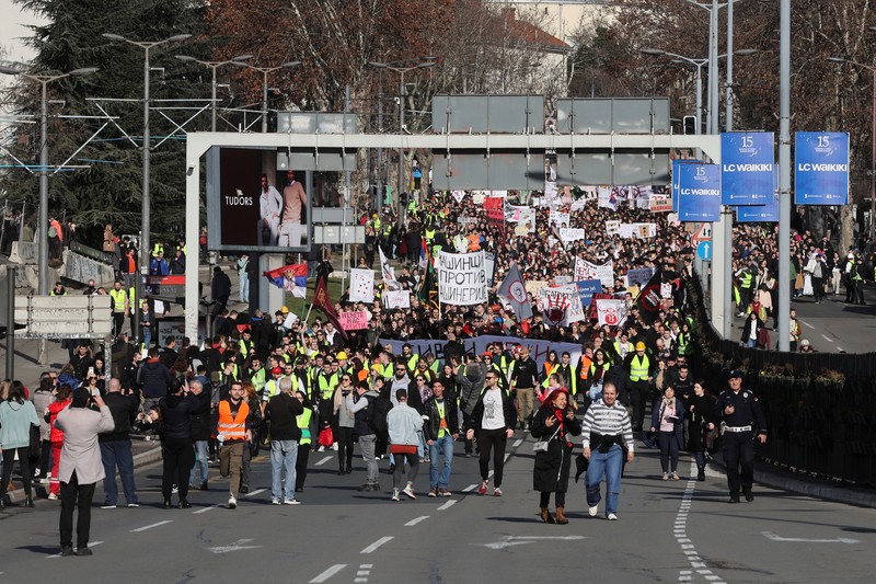 Mahasiswa Universitas Belgrade menggelar blokade selama 24 jam di persimpangan utama selama protes terhadap apa yang menurut demonstran adalah kebijakan pemerintah, korupsi, dan kelalaian yang mereka salahkan atas kematian para korban bencana stasiun kereta api Novi Sad pada November 2024, di Belgrade, Serbia, 27 Januari 2025. (REUTERS/Djordje Kojadinovic)
