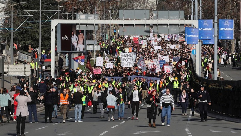 Mahasiswa Universitas Belgrade menggelar blokade selama 24 jam di persimpangan utama selama protes terhadap apa yang menurut demonstran adalah kebijakan pemerintah, korupsi, dan kelalaian yang mereka salahkan atas kematian para korban bencana stasiun kereta api Novi Sad pada November 2024, di Belgrade, Serbia, 27 Januari 2025. (REUTERS/Djordje Kojadinovic)