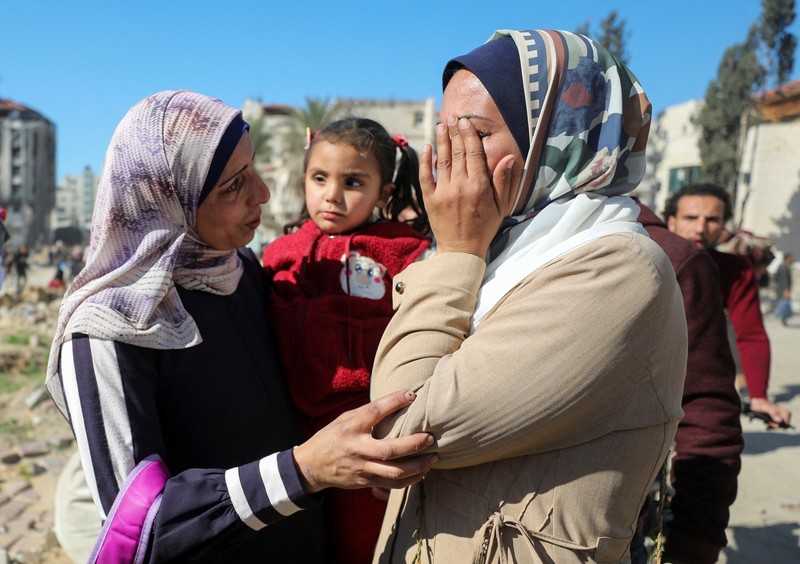 Warga Palestina, yang mengungsi ke selatan atas perintah Israel selama perang, berjalan kembali ke rumah mereka di Gaza utara, di tengah gencatan senjata antara Israel dan Hamas, di Kota Gaza, 27 Januari 2025. (IREUTERS/Mahmoud Issa)