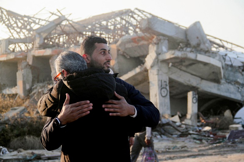 Warga Palestina, yang mengungsi ke selatan atas perintah Israel selama perang, berjalan kembali ke rumah mereka di Gaza utara, di tengah gencatan senjata antara Israel dan Hamas, di Kota Gaza, 27 Januari 2025. Warga Palestina, yang mengungsi ke selatan atas perintah Israel selama perang, berjalan kembali ke rumah mereka di Gaza utara, di tengah gencatan senjata antara Israel dan Hamas, di Kota Gaza, 27 Januari 2025. (IREUTERS/Mahmoud Issa)