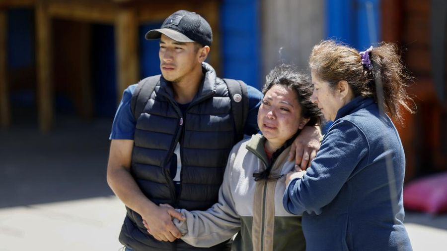 Tim penyelamat Angkatan Laut Chili mencari sisa-sisa korban setelah kapal wisata yang membawa penumpang tenggelam di Bahia Mansa, San Juan de la Costa di Osorno, Chili, 27 Januari 2025. (REUTERS/Emilio Torres)