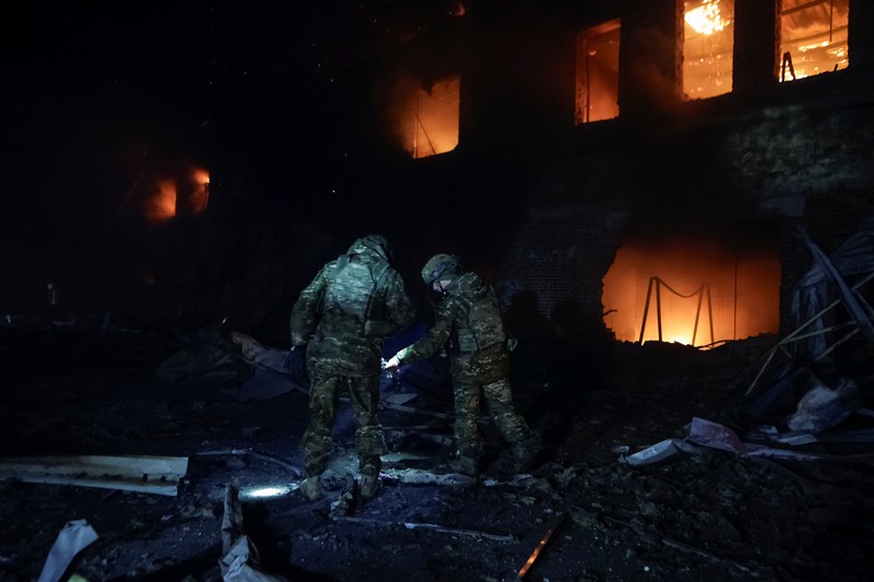 Petugas pemadam kebakaran bekerja di lokasi gedung apartemen yang rusak akibat serangan pesawat tak berawak Rusia, di tengah serangan Rusia terhadap Ukraina, di Kharkiv, Ukraina, 28 Januari 2025. Petugas pemadam kebakaran bekerja di lokasi gedung apartemen yang rusak akibat serangan pesawat tak berawak Rusia, di tengah serangan Rusia terhadap Ukraina, di Kharkiv, Ukraina, 28 Januari 2025. (REUTERS/Sofiia Gatilova)