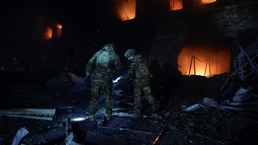 Petugas pemadam kebakaran bekerja di lokasi gedung apartemen yang rusak akibat serangan pesawat tak berawak Rusia, di tengah serangan Rusia terhadap Ukraina, di Kharkiv, Ukraina, 28 Januari 2025. (REUTERS/Sofiia Gatilova)