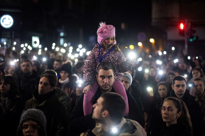 Mahasiswa Universitas Belgrade menggelar blokade selama 24 jam di persimpangan utama selama protes terhadap apa yang menurut demonstran adalah kebijakan pemerintah, korupsi, dan kelalaian yang mereka salahkan atas kematian para korban bencana stasiun kereta api Novi Sad pada November 2024, di Belgrade, Serbia, 27 Januari 2025. Mahasiswa Universitas Belgrade menggelar blokade selama 24 jam di persimpangan utama selama protes terhadap apa yang menurut demonstran adalah kebijakan pemerintah, korupsi, dan kelalaian yang mereka salahkan atas kematian para korban bencana stasiun kereta api Novi Sad pada November 2024, di Belgrade, Serbia, 27 Januari 2025. (REUTERS/Djordje Kojadinovic)