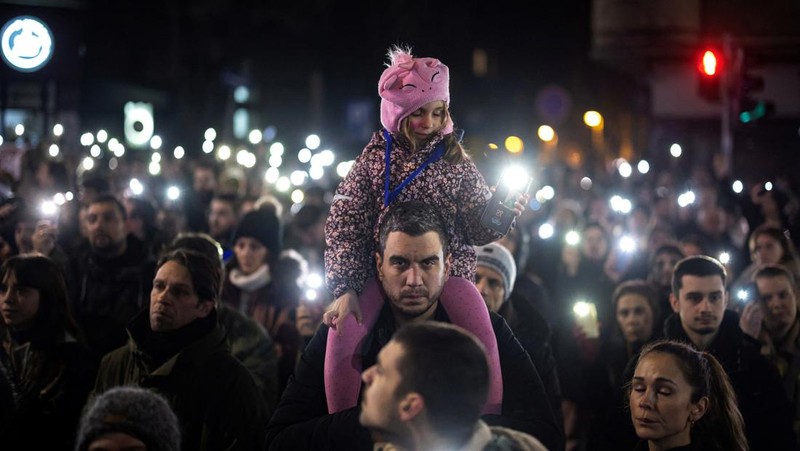 Mahasiswa Universitas Belgrade menggelar blokade selama 24 jam di persimpangan utama selama protes terhadap apa yang menurut demonstran adalah kebijakan pemerintah, korupsi, dan kelalaian yang mereka salahkan atas kematian para korban bencana stasiun kereta api Novi Sad pada November 2024, di Belgrade, Serbia, 27 Januari 2025. (REUTERS/Djordje Kojadinovic)