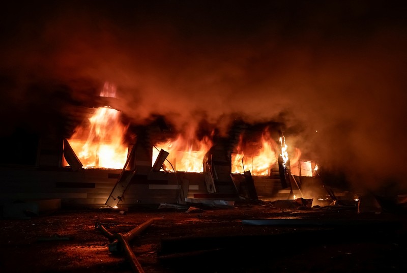 Petugas pemadam kebakaran bekerja di lokasi gedung apartemen yang rusak akibat serangan pesawat tak berawak Rusia, di tengah serangan Rusia terhadap Ukraina, di Kharkiv, Ukraina, 28 Januari 2025. Petugas pemadam kebakaran bekerja di lokasi gedung apartemen yang rusak akibat serangan pesawat tak berawak Rusia, di tengah serangan Rusia terhadap Ukraina, di Kharkiv, Ukraina, 28 Januari 2025. (REUTERS/Sofiia Gatilova)