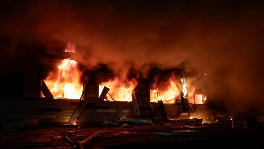 Petugas pemadam kebakaran bekerja di lokasi gedung apartemen yang rusak akibat serangan pesawat tak berawak Rusia, di tengah serangan Rusia terhadap Ukraina, di Kharkiv, Ukraina, 28 Januari 2025. (REUTERS/Sofiia Gatilova)