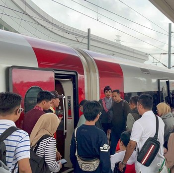 Penumpang Kereta Cepat Whoosh Pecah Rekor Lagi, Stasiun Penuh Sesak
