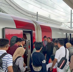 Penumpang Kereta Cepat Whoosh Pecah Rekor Lagi, Stasiun Penuh Sesak